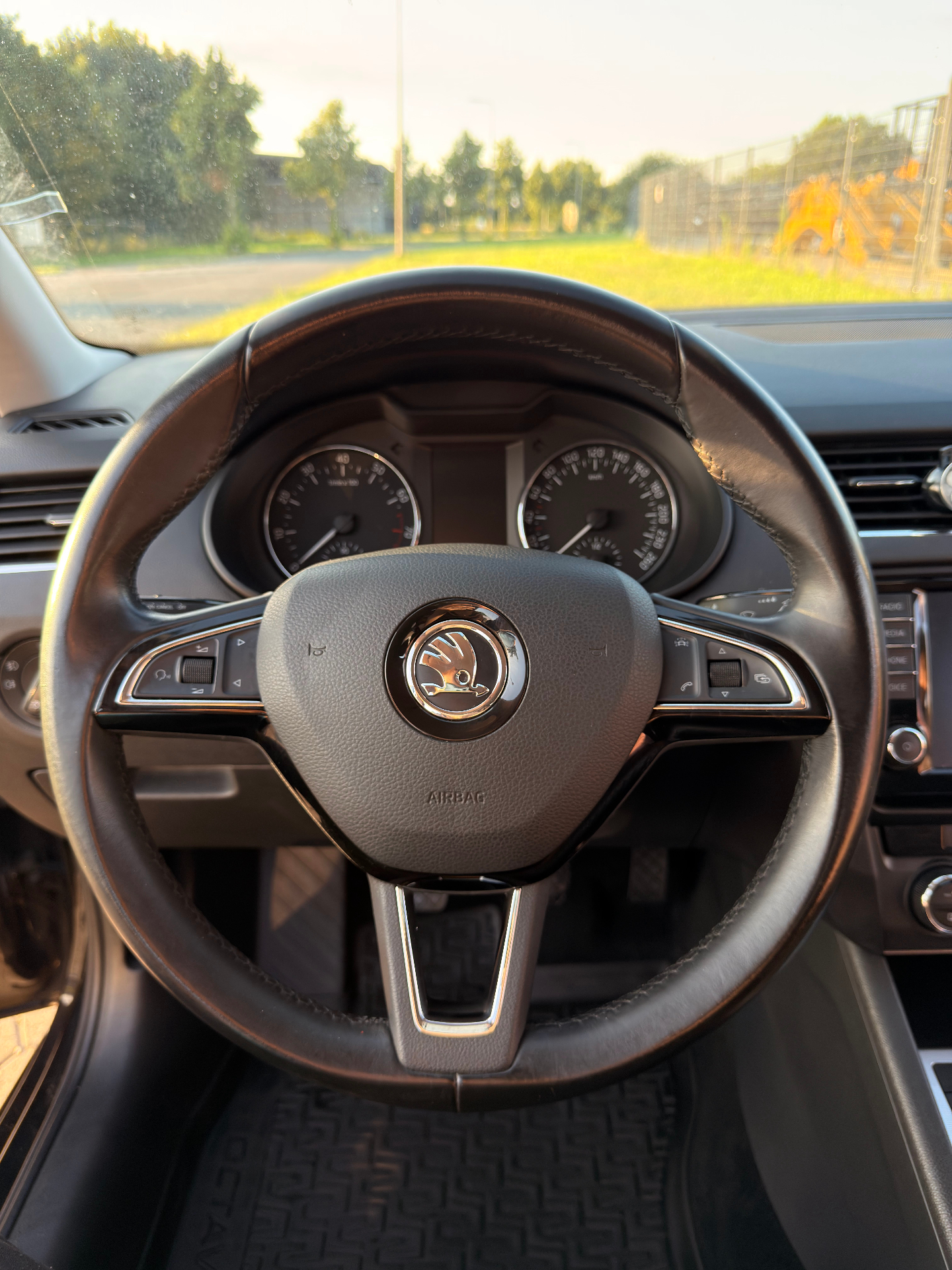 Stuur en dashboard diepe reiniging — echte klant - na
